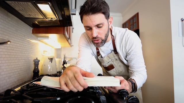 Julia Child’s Sizzlin’ Pork Chops | Jamie & Julia смотреть онлайн