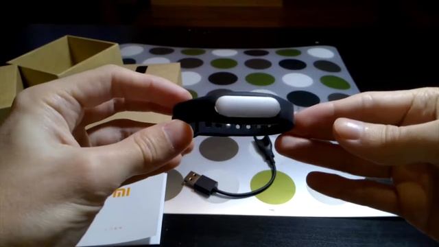 Распаковка Xiaomi Mi Band. Первое впечатление о гаджете. Лучший дешёвый умный браслет. смотреть онлайн