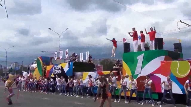 парад на день города Пермь 2015 (выступление спортсменов-акробатов) смотреть онлайн