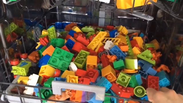 Прибирання для дітей. Єва миє Лего в посудомийці | Lego in a dishwasher смотреть онлайн