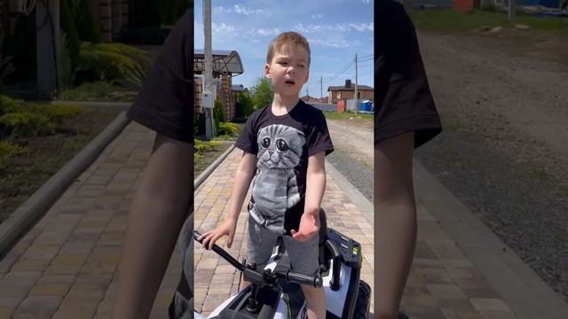 Видеообзор очень мощного квадроцикла с пультом управления. смотреть онлайн