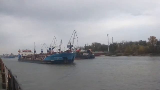 Расхождение теплоходов на реке Дон.Танкер Волгонефть-205 и сухогруз М.Андреев. смотреть онлайн