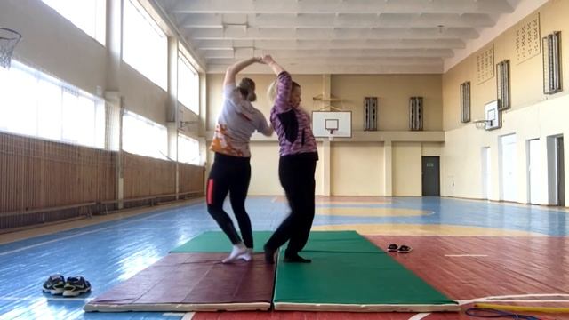 Комплекс общеразвивающих упражнений в парах + комплекс упражнений со шведской стенкой смотреть онлайн