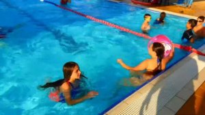 Дети купаются на бассейне/Тали задерживает дыхание под водой,сколько продержится?игры в бассейне ?