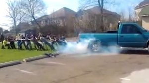 Самые эпичные перетягивания каната на машинах