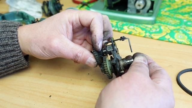 Husqvarna (Viking) cl21Sewing Machine Gearbox Fix and Explaining the Drive Mechanism смотреть онлайн