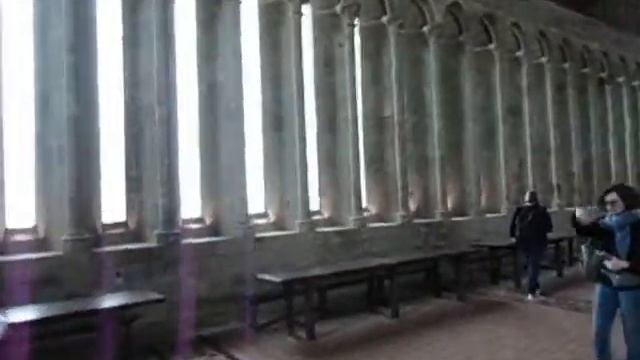 Открывающиеся окна в трапезной монастыря Мон Сан Мишель смотреть онлайн