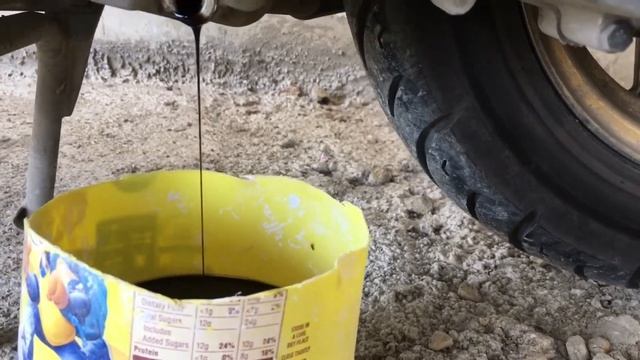 Como cambiar el aceite de una Moto Scooter por primera vez #pasola #scooter смотреть онлайн