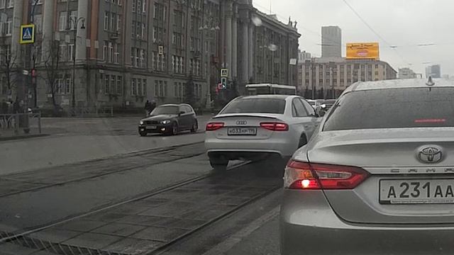 Audi Н033НР196 проезд по трамвайным путям в объезд пробки смотреть онлайн
