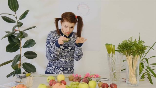 Как крепить цветы и зелень в фруктовый букет. Шутейное видео смотреть онлайн
