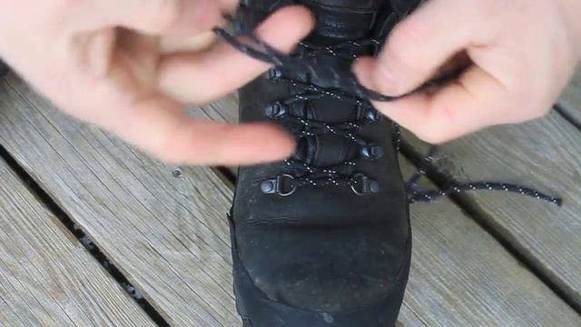 Как надежно завязать шнурки чтобы они не развязались. Шнуровка ботинок. How To Lace Shoes. смотреть онлайн