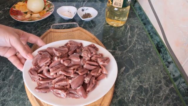 ВКУСНЫЕ КУРИНЫЕ СЕРДЕЧКИ В СМЕТАНЕ смотреть онлайн