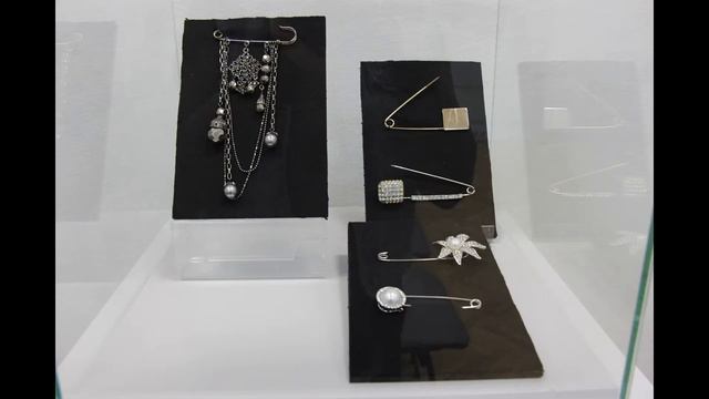 Видео-экскурсия по выставке «История булавки» смотреть онлайн