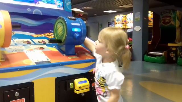 Поздравление Микки и Минни Мауса, Деский развлекательный центр KAZKI, Настя кушает БУРГЕР смотреть онлайн