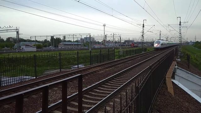 Сапсан следует из депо под посадку. смотреть онлайн