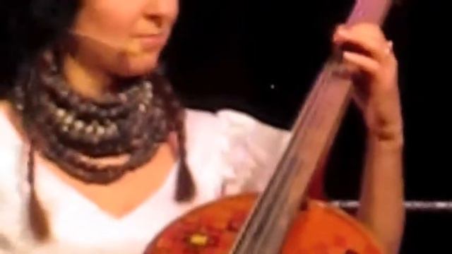 Nina Garenetska plays with DakhaBrakha смотреть онлайн