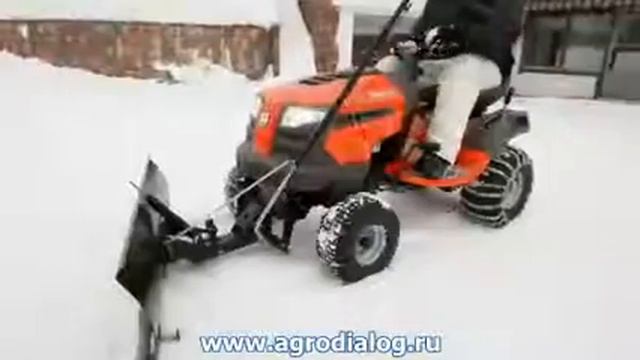 Минитрактор Husqvarna - работа с отвалом смотреть онлайн