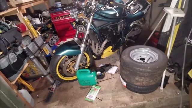 Our Fitting a Motorcycle Tyre Hugger - CBB Ep30 смотреть онлайн