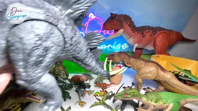 Hatch new Dinosaur Eggs with Jurassic World Dinosaur Fun Video! смотреть онлайн
