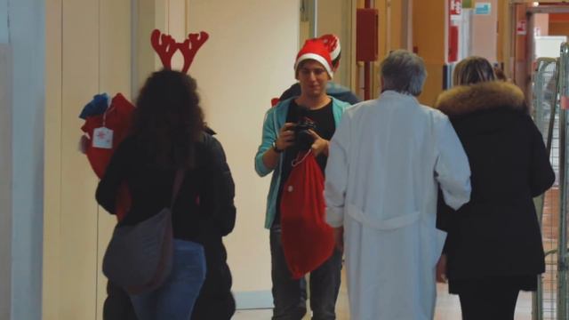 200 regali per 200 nonni sconosciuti - Speciale di Natale - Cane Secco смотреть онлайн