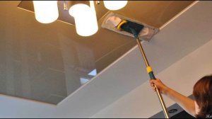 Как мыть натяжной потолок, быстро легко, а главное без разводов.
