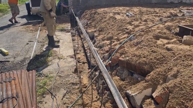 Как утрамбовать песок .#гараж #ремонтгаража #бетонныеполы смотреть онлайн