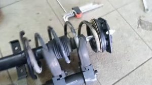 Рено меган 2.Как заменить амортизатор передний Рено меган 2