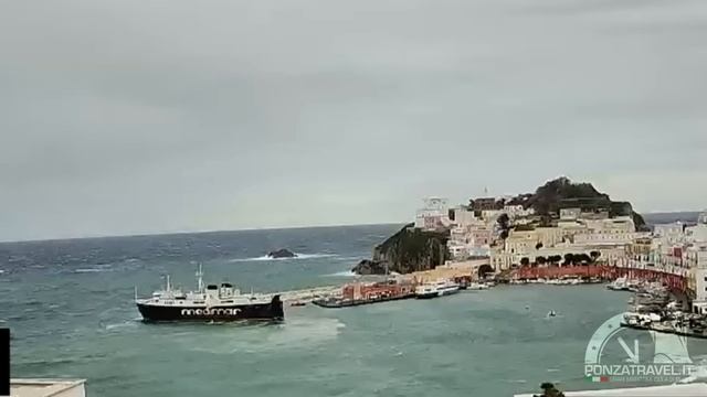 Nave Quirino sfida il vento di levante nel porto di #Ponza смотреть онлайн