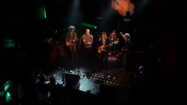 Kristel Aaslaid & Taavi Paomets õhtujuhtidena Noortebänd 2014 finaalis смотреть онлайн