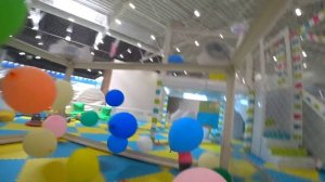 ВЕСЕЛАЯ  детская комната С огромными ШАРИКАМИ Ангелина ИГРАЕТ с девочками