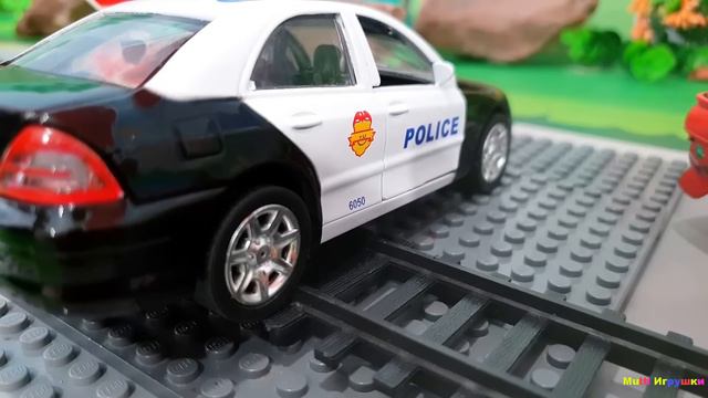 Мультик про машинки. Полицейская машинка останавливает поезд. Сборник мультфильмов для детей смотреть онлайн