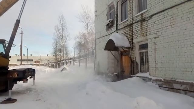 Убойная очистка крыши от снега и льда и сосулек краном, стрелой. смотреть онлайн