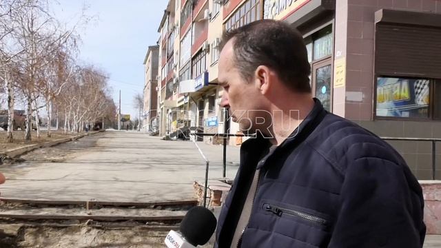 270032023 На тротуаре в центре Орска разваливается лестница 1 смотреть онлайн