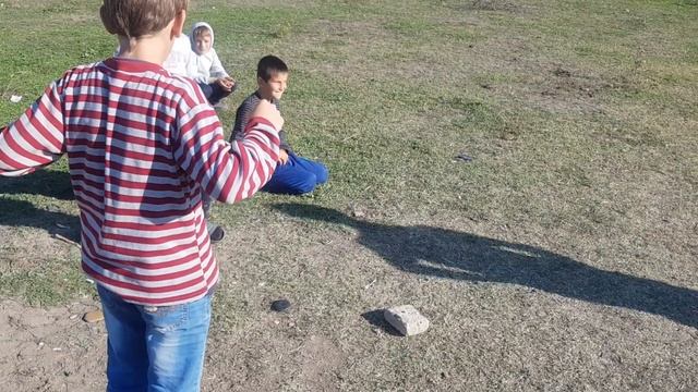 Дети с. Первомайское играются в крышках бутылок. Шашки 2019 год смотреть онлайн