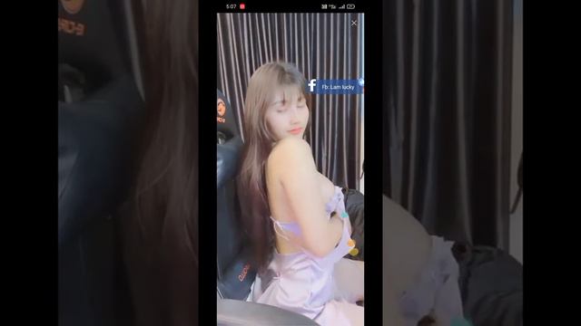 Cantik Buka Baju Susu