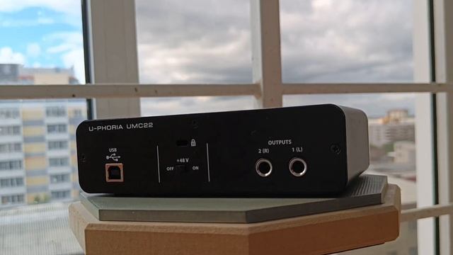 Внешняя звуковая карта BEHRINGER UMC22 смотреть онлайн