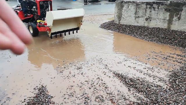 Такого еще не было!Ковш-подборщик на садовом тракторе Митракс.Испытания смотреть онлайн