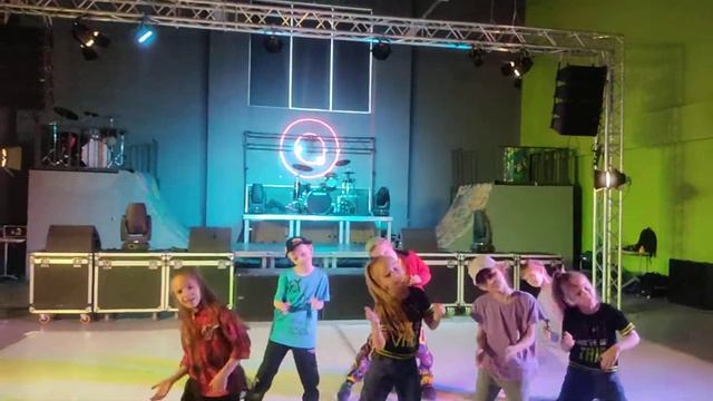 Сын танцует хип-хоп в молодежно-культурном центре Октябрь в Белгороде! смотреть онлайн