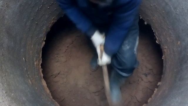 Сажаю кольца, выпрямляю колодец. смотреть онлайн