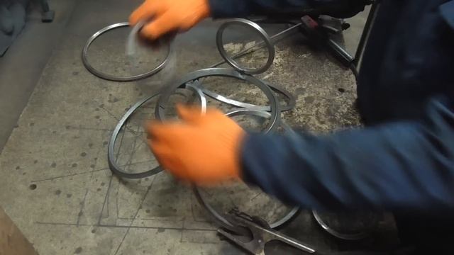 ПОДАРОК ИЗ МЕТАЛЛА.Самоделка из колец!ГНЕМ НА РЕБРО! Своими руками! Холодная ковка! смотреть онлайн