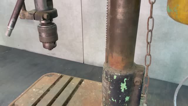 Реставрация огромного ржавого сверлильного станка 50-летней давности. смотреть онлайн