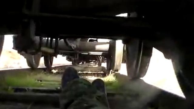 Неуязвимая гайка против поезда смотреть онлайн