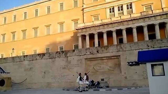 Смена караула Эвзоны, площадь Синтагма, Афины, Греция смотреть онлайн
