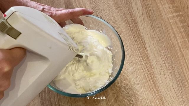 Бисквитные пирожные с шоколадным творожно-сметанным кремом. смотреть онлайн