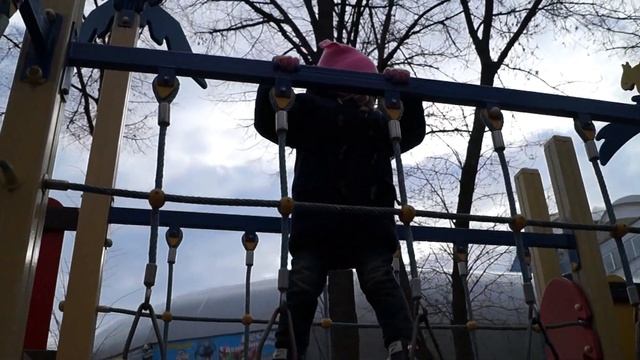 Алена играет на детской площадке и катается с горки Детская горка Развлечение для детей смотреть онлайн