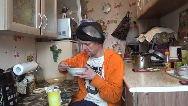 обжор мукбанг вермишель с мясом и кофе с булочкой