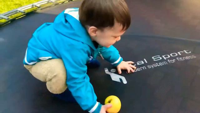 VLOG: Огромный батут для детей дома или Дети прыгают на Батуте for kids смотреть онлайн