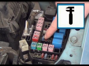 Замена предохранителя автоматического выключателя отсечки топлива под капотом в Hyundai Getz
