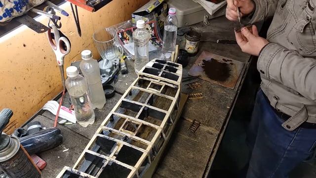 Сборка модели корабля черная жемчужина Окрашивание ниижней палубы и лестниц.