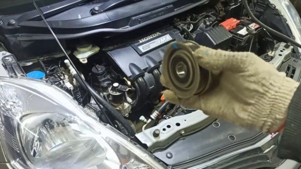 Honda Fit Shuttle 1.3 LDA Замена ролика натяжителя обводного ремня